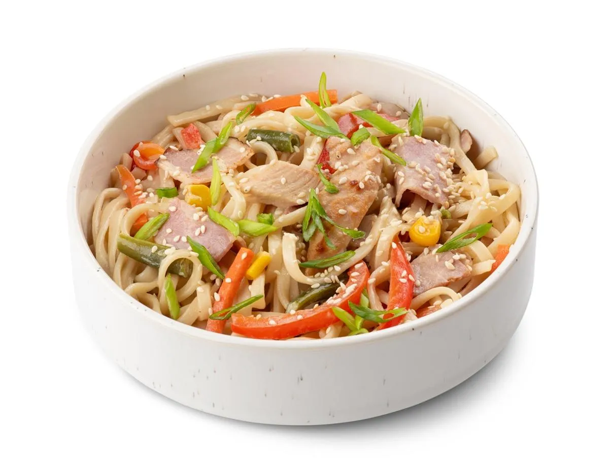 WOK с копченостями в сливочном соусе